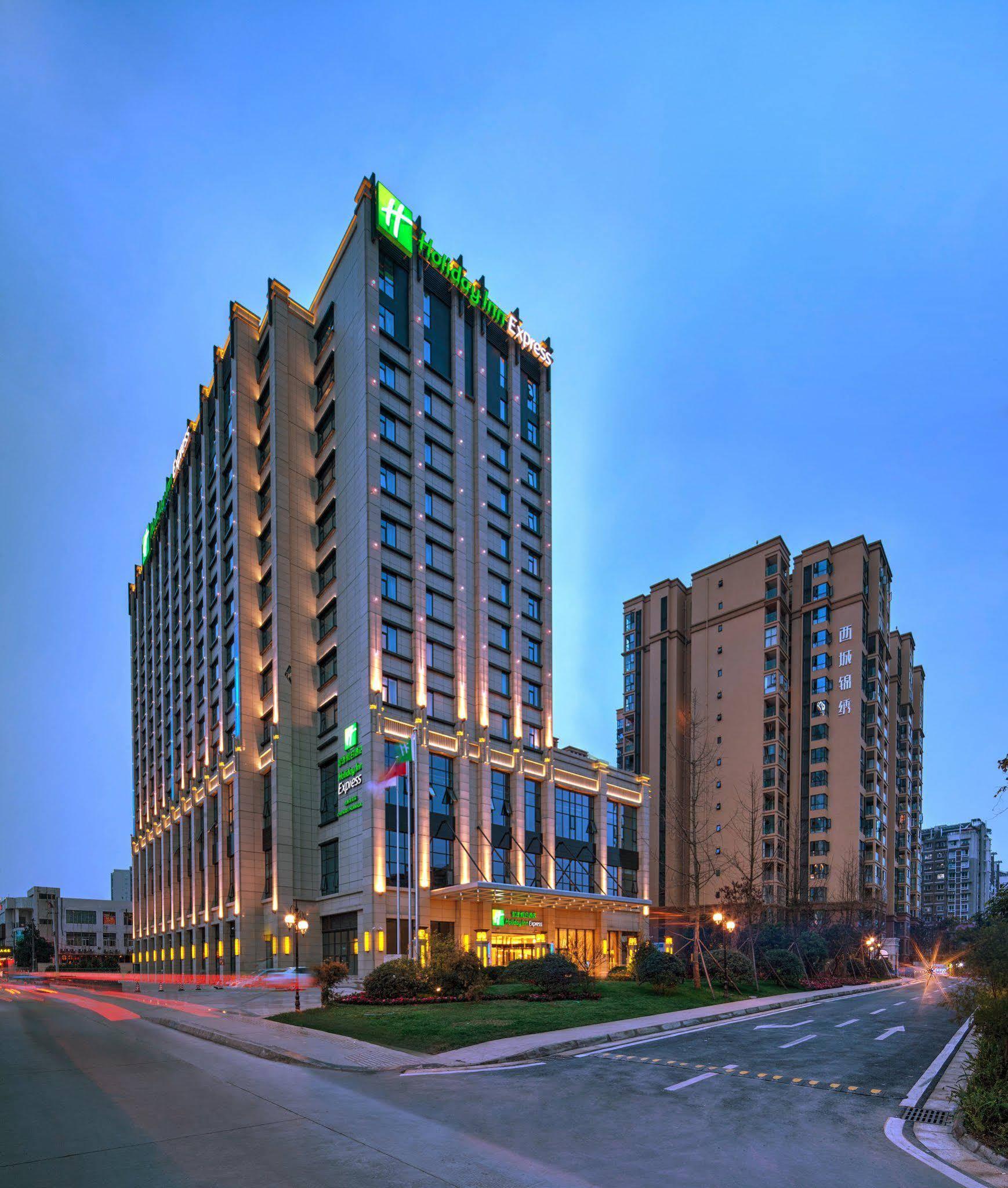 Holiday Inn Express Chengdu Huanhuaxi By Ihg-Near Jinsha Site Musem,Near Wuhou Temple Museum,Welcome Drinks,Free Gym,Free Self-Service Laundry Bagian luar foto